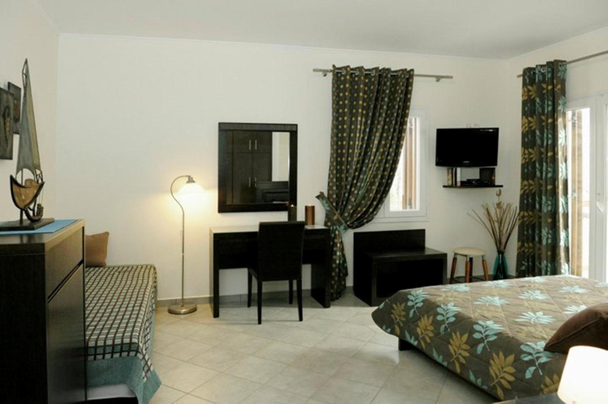 Aerolithos Hotel Adamantas  Exterior photo